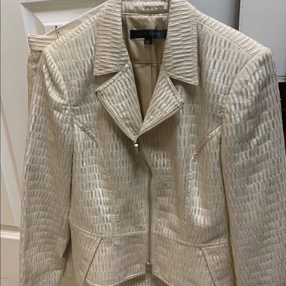 Cream suit that had a nice shine to it!